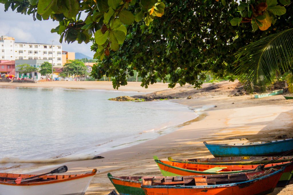5 Dicas Românticas para você curtir em Guarapari. Começando com a proposta de você ficar pertinho da praia e dormir ao som do mar.