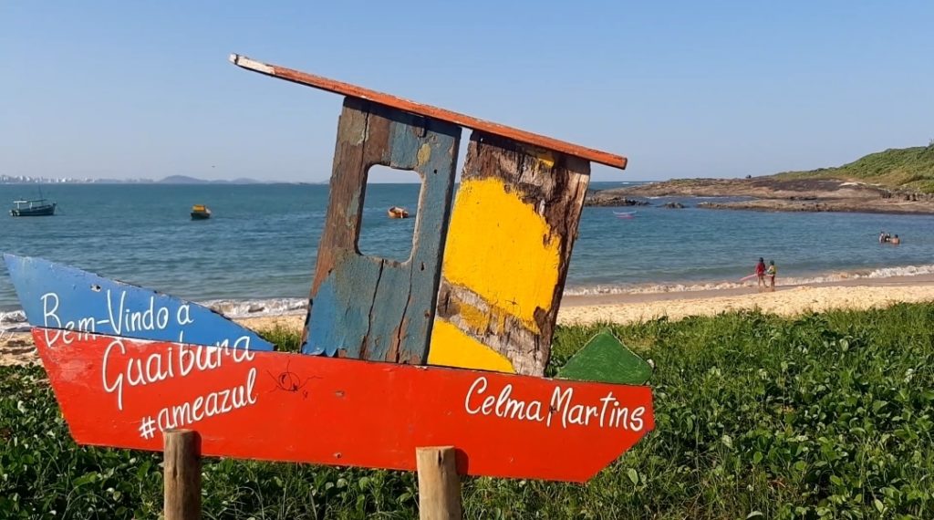 A Praia de Guaibura é a primeira praia da Enseada Azul para quem segue do Centro para o Sul de Guarapari. 